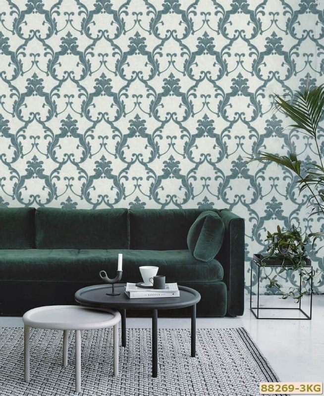 Giấy dán tường cổ điển màu xanh kết hợp với đồ nội thất đồng màu giúp tạo nên không gian sang trọng hơn rất nhiều.